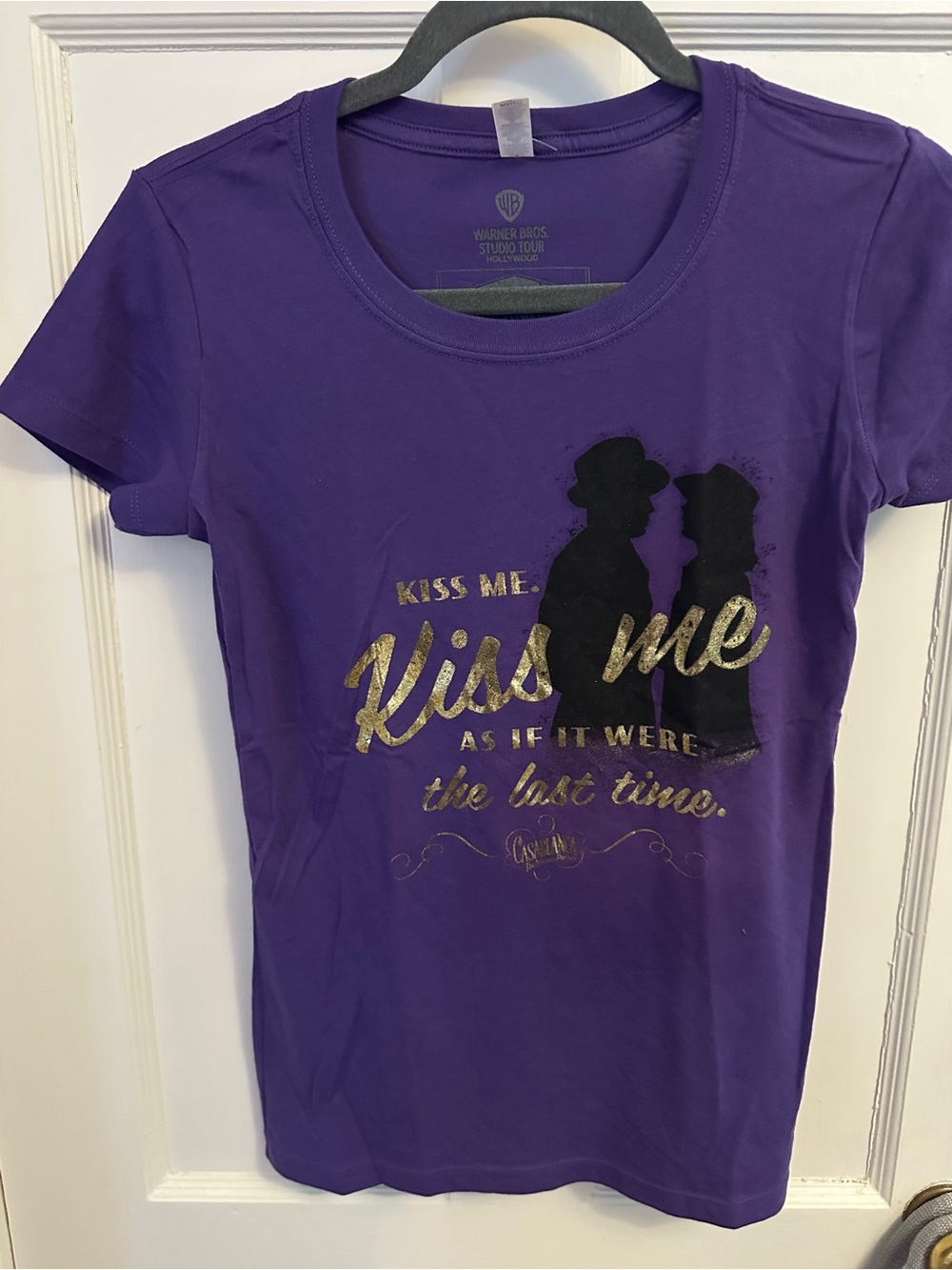 Warner Bros. Purple Graphic 'Kiss Me' Short Sleeve Tee size small.